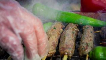 cinemagraph del fumo emesso dalla cottura di diversi tipi di carne su una griglia calda per barbecue video