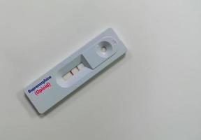 La prueba de detección rápida de buprenorfina-bup es un opioide que se usa con mayor frecuencia para tratar la adicción crónica a los opioides. foto