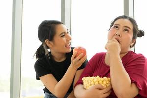 imágenes de mujeres jóvenes, formadoras y estudiantes en clases de control de la dieta para personas con sobrepeso.