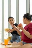 imágenes de mujeres jóvenes, formadoras y estudiantes en clases de control de la dieta para personas con sobrepeso.