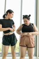 imágenes de mujeres jóvenes, entrenadoras y estudiantes en clases de adelgazamiento para personas con sobrepeso. foto