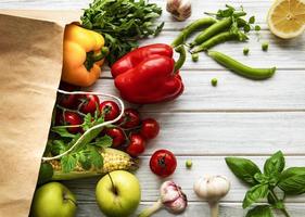 compra de alimentos sin desperdicio. bolsa de papel con frutas y verduras, ecológica, plana. foto
