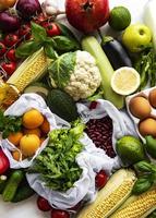 una variedad de frutas y verduras orgánicas foto