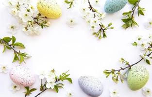 coloridos huevos de pascua con flores de primavera foto