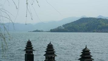 los hermosos paisajes lacustres en la ciudad china de Hangzhou en primavera con el lago tranquilo y las montañas verdes frescas foto