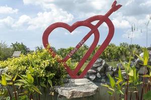 el monumento a los dos corazones con una flecha para los enamorados. foto