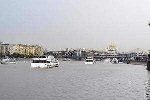 barco de recreo en el río moscú. foto
