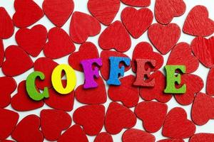la palabra café está grabada en los corazones.