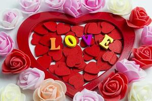 la palabra amor con corazones y elementos decorativos. foto