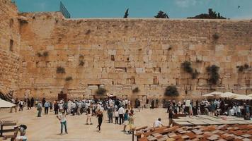 Oraciones judías en el muro occidental de la ciudad vieja de Jerusalén ISRAEL video