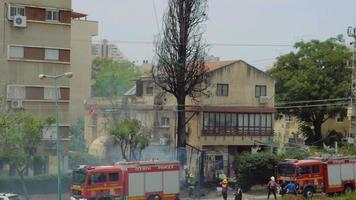 cyprès brûlant dans des flammes ardentes dans la cour d'une maison à la suite de courts-circuits. les pompiers luttent pour éviter d'autres dégâts