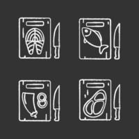 Conjunto de iconos de tiza de corte de alimentos. tablas de cortar con pescado salmón, berenjena, filete de carne. ilustraciones de pizarra vector aislado