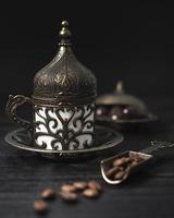 taza de café turco con granos de café foto