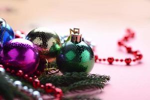 decoración navideña bola de navidad y adornos con la rama del árbol de navidad foto