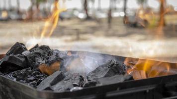 cinemagraph de fumée sur charbon brûlé dans un barbecue video