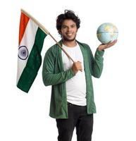 Joven con bandera india o tricolor con globo terráqueo sobre fondo blanco, día de la independencia india, día de la república india foto