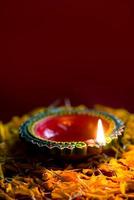 happy diwali - lámparas de arcilla diya encendidas durante la celebración de diwali. diseño de tarjeta de felicitación del festival de luz hindú llamado diwali foto