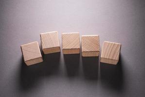 cubos de formas geométricas de madera foto