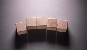cubos de formas geométricas de madera foto