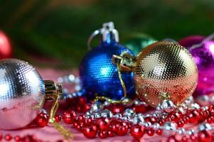 decoración navideña bola de navidad y adornos con la rama del árbol de navidad foto