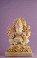 dios hindú ganesha. ídolo de ganesha sobre fondo púrpura foto