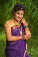 India hermosa joven tradicional en sari posando al aire libre