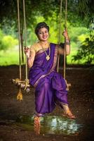 India hermosa joven tradicional en sari posando al aire libre