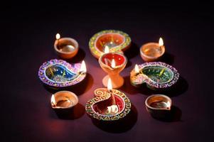 coloridas lámparas de arcilla diya encendidas durante la celebración de Diwali. diseño de tarjetas de felicitación festival indio hindú de la luz llamado diwali. foto