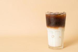 café helado con capa de leche en vaso foto