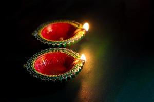 happy diwali - lámparas de arcilla diya encendidas durante la celebración de diwali. diseño de tarjeta de felicitación del festival de luz hindú llamado diwali foto