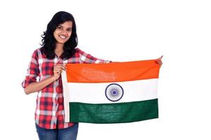 Chica con bandera india o tricolor sobre fondo blanco, día de la independencia india, día de la república india foto