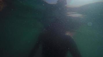foto subaquática de um homem nadando no mar