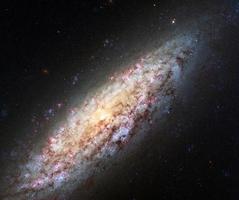 La imagen del telescopio espacial Hubble muestra ngc 6503, la galaxia solitaria, con un detalle sorprendente y con un rico conjunto de colores. foto