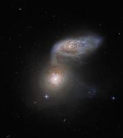 Imagen del telescopio espacial Hubble con dos galaxias. foto
