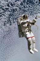 El astronauta mark lee flota libremente durante la actividad extravehicular. foto