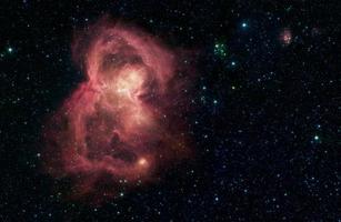 Mariposa espacial roja - vivero estrella bebé visto desde el telescopio espacial spitzer