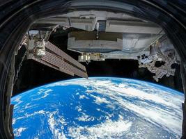 la estación espacial internacional orbitando 267 millas sobre el océano pacífico sur al este de nueva zelanda foto