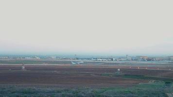 vista aérea do aeroporto internacional ben gurion à tarde video