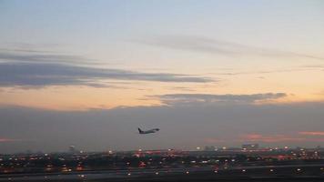 luchtfoto van ben gurion internationale luchthaven 's nachts video