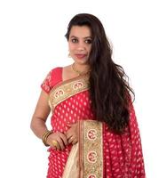 hermosa joven posando en sari tradicional indio sobre fondo blanco. foto