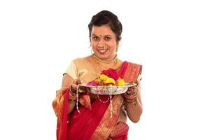 hermosa mujer india sosteniendo flor thali foto