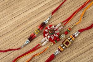 Fondo raksha bandhan con un elegante rakhi. una pulsera tradicional india que es un símbolo del amor entre hermanos y hermanas. foto