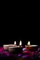 lámparas tradicionales de arcilla diya encendidas durante la celebración de diwali foto
