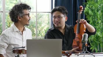 dois músicos avaliam novo violino online da sala de estar video