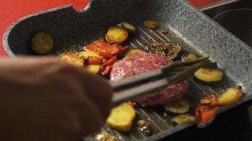 un savoureux burger grillé à l'huile d'olive et aux légumes video