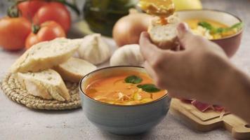 persoon die salmorejo met ham en brood eet, time-lapse aan het eten video