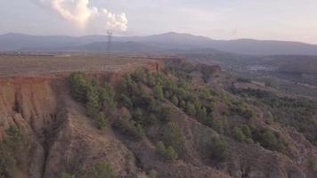 luchtfoto van een guadix woestijngebied met een onverharde weg en een groot ravijn video