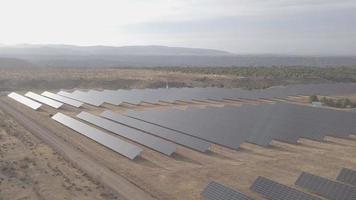 Vista aérea de 4k. voando sobre a usina solar com sol video