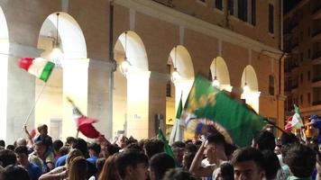 imperia, italia, 12-07-2021 ciudadanos de la ciudad de imperia celebrando la victoria italiana de los campeonatos europeos de fútbol de 2021, reportaje callejero