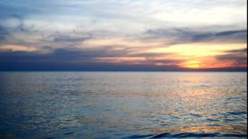 zonlicht weerkaatst op het zeewater. de zeegolven waaien 's avonds met de wind mee.